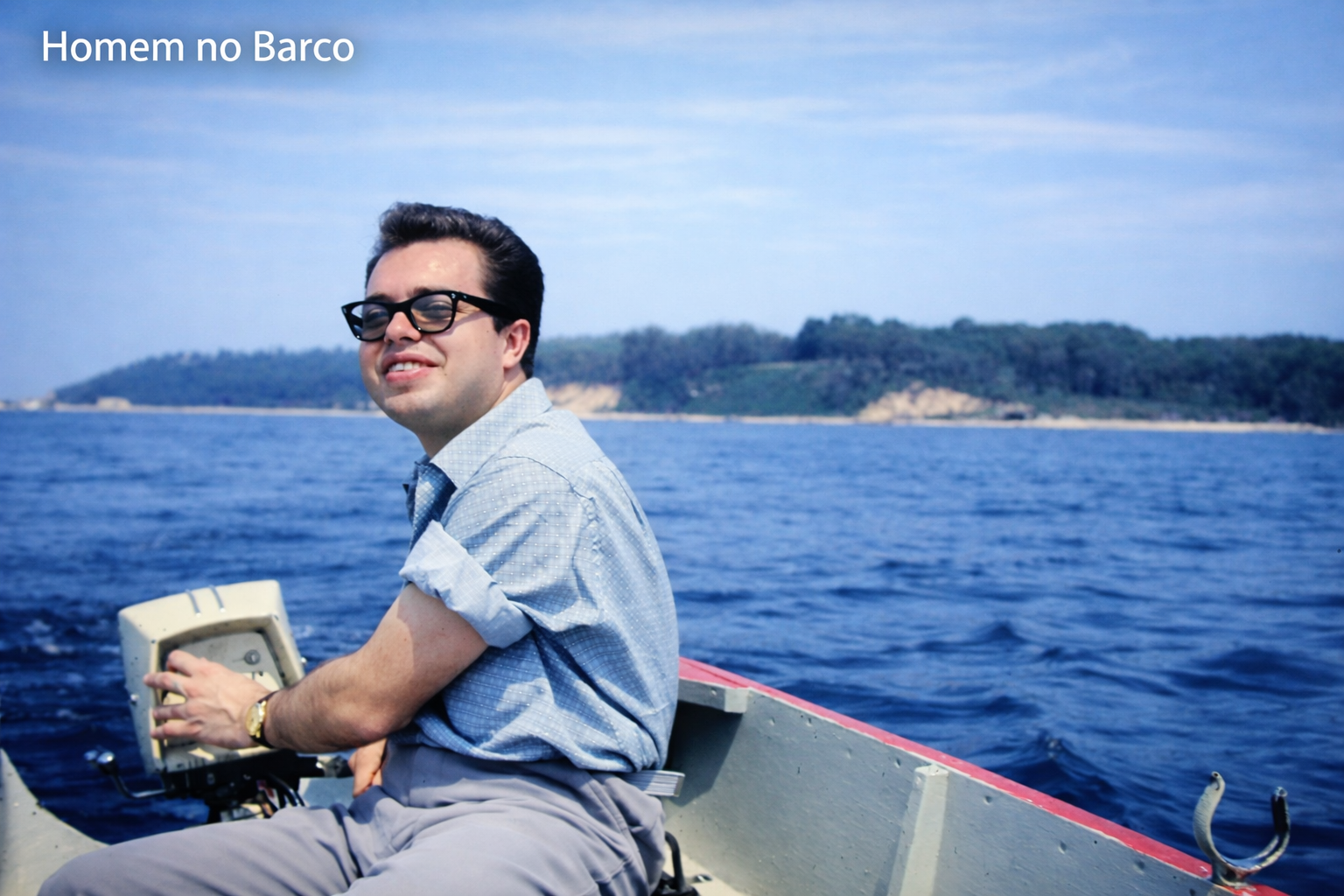 Homem no barco e paisagem tranquila