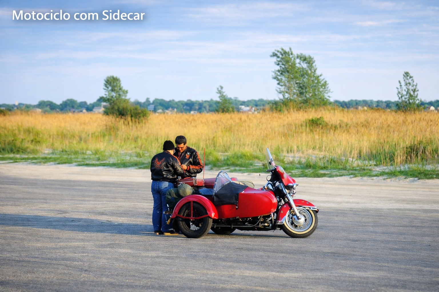 Motocicleta vermelha com sidecar ao entardecer