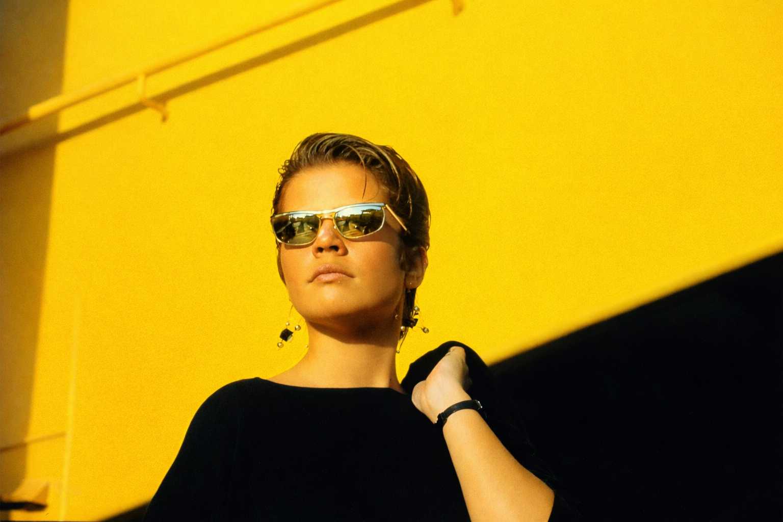 Retrato luminoso em fundo amarelo