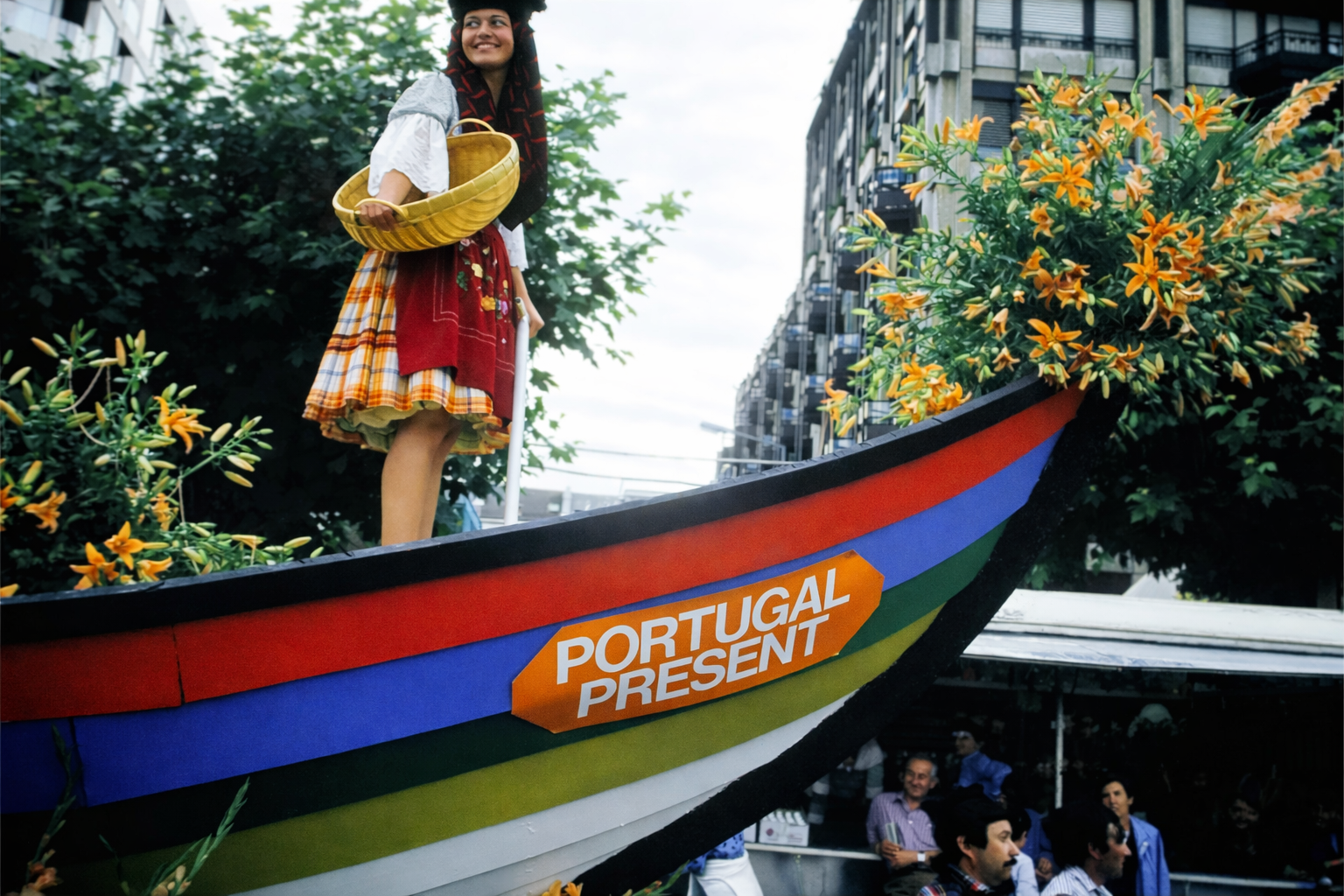 Mulher na proa de barco português
