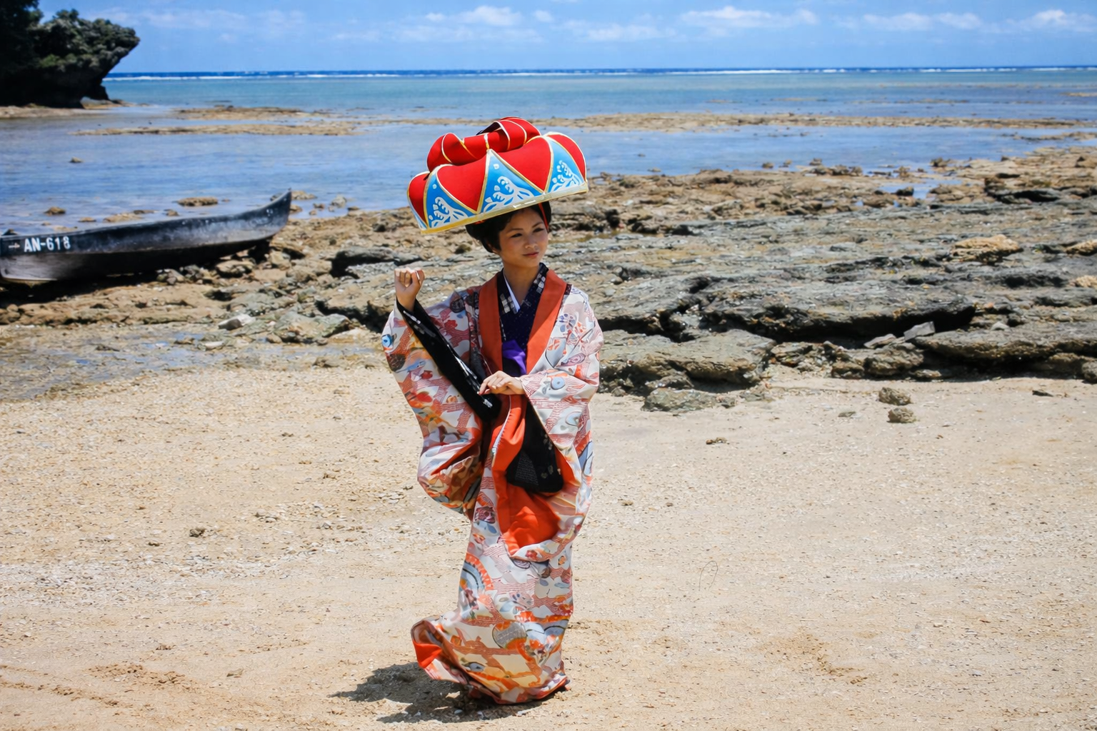 Mulher em kimono tradicional na praia