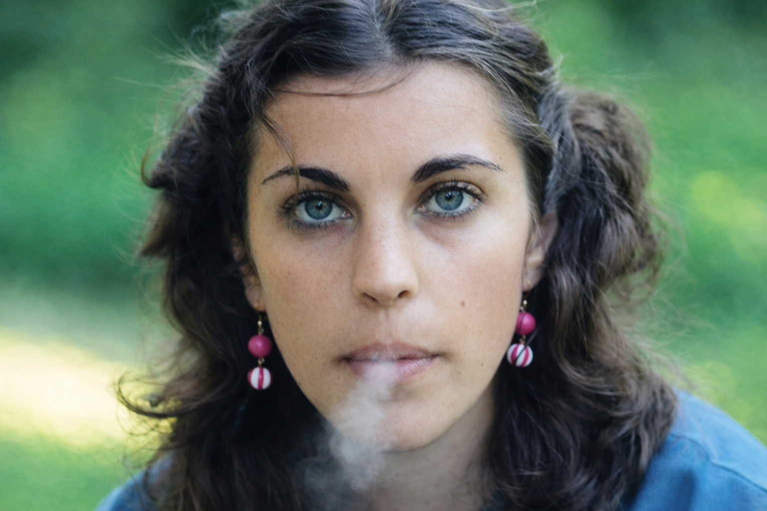 Retrato suave com fumaça e natureza