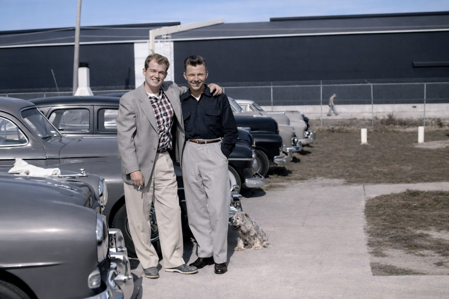 Homem e amigo em estacionamento vintage