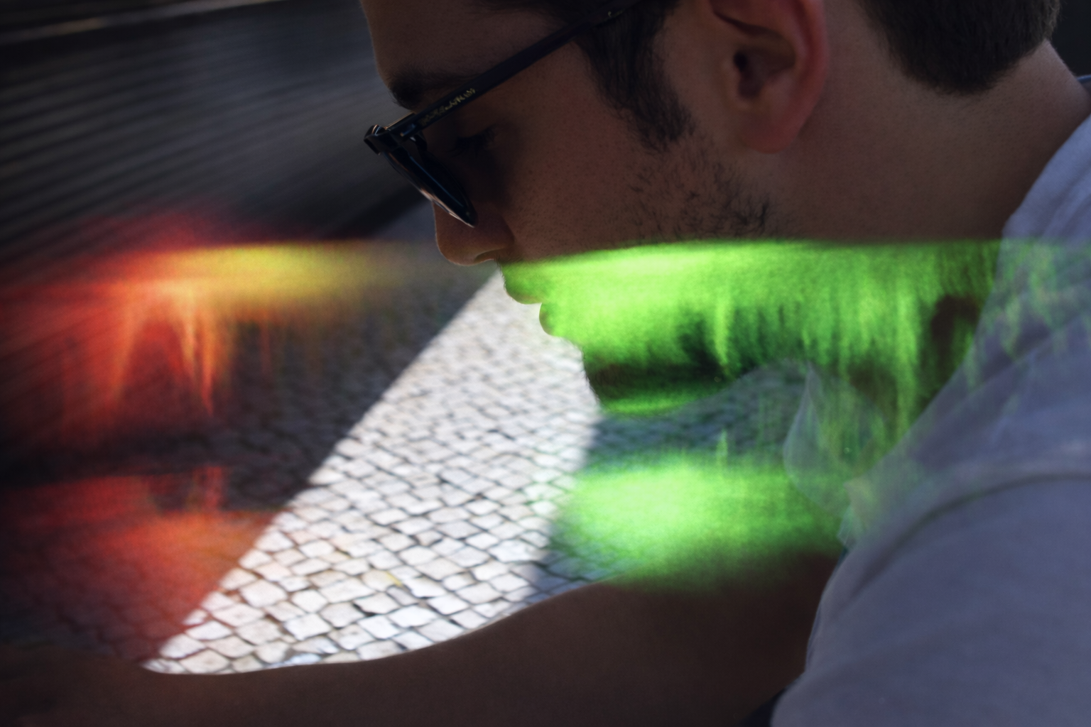 Homem com óculos de sol e luzes coloridas