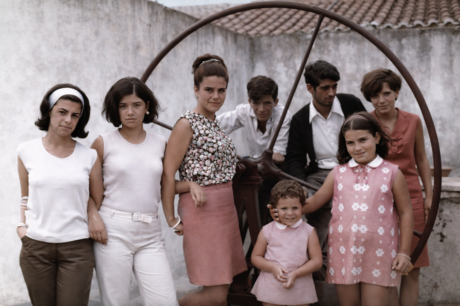 Posando com a bomba de água antiga