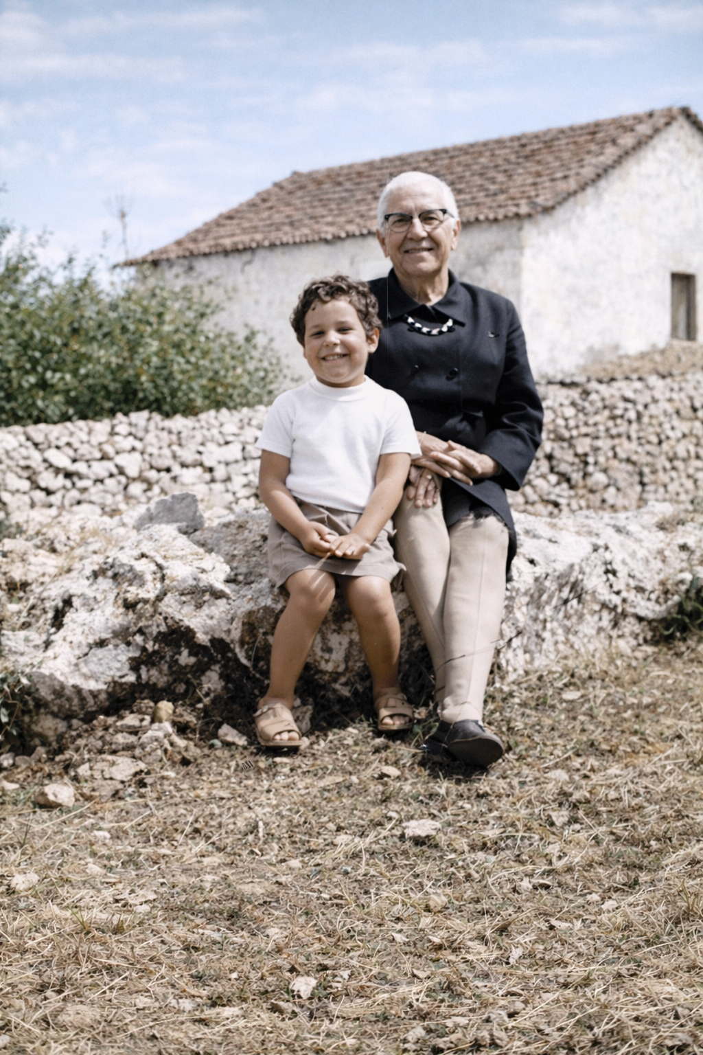 Menino e idoso em cenário rural
