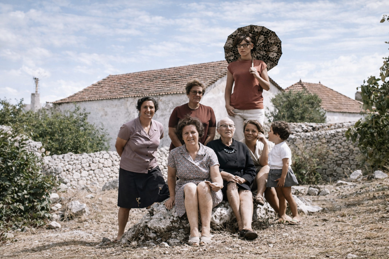 Família ao ar livre em cenário rural
