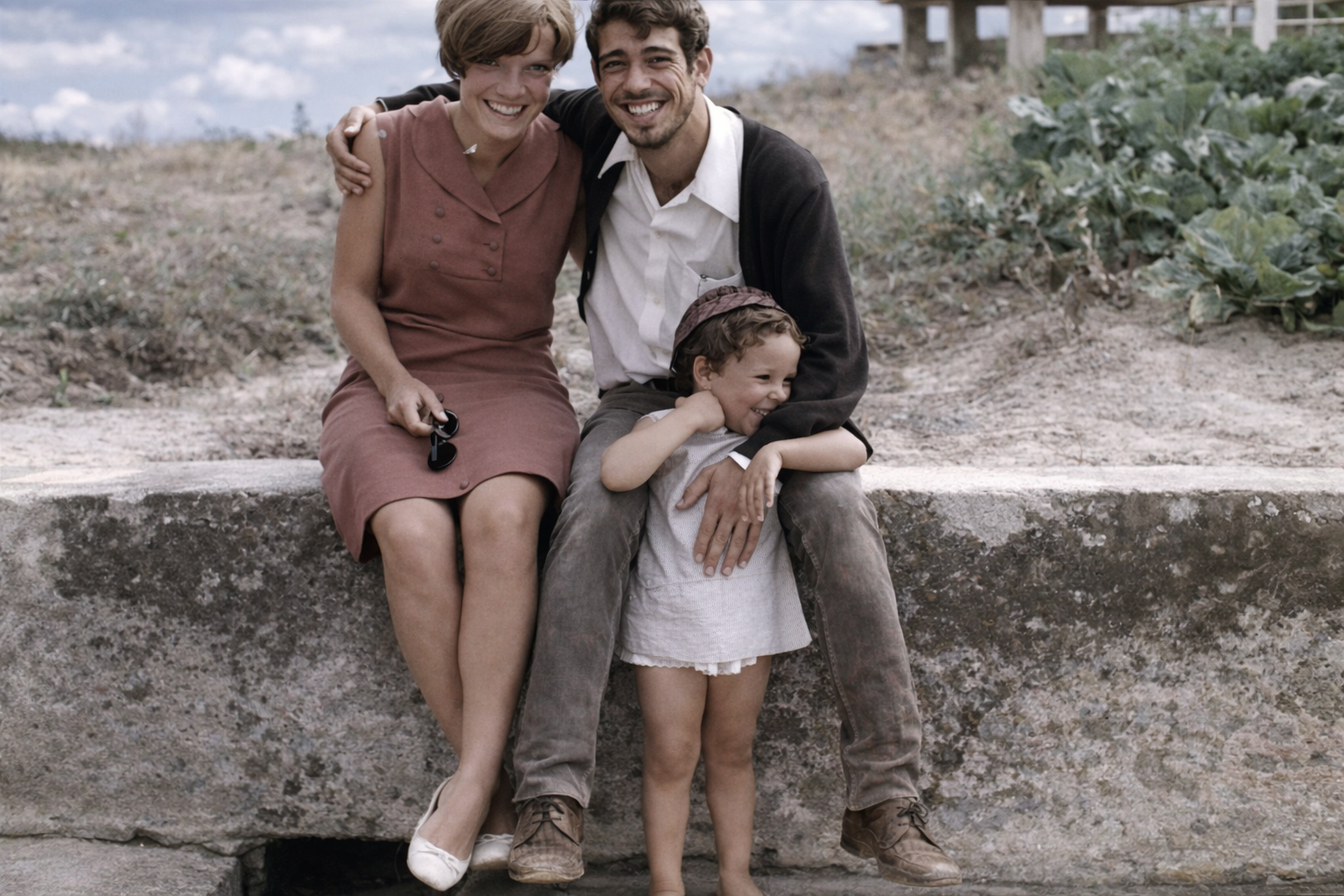 Família sorridente ao ar livre