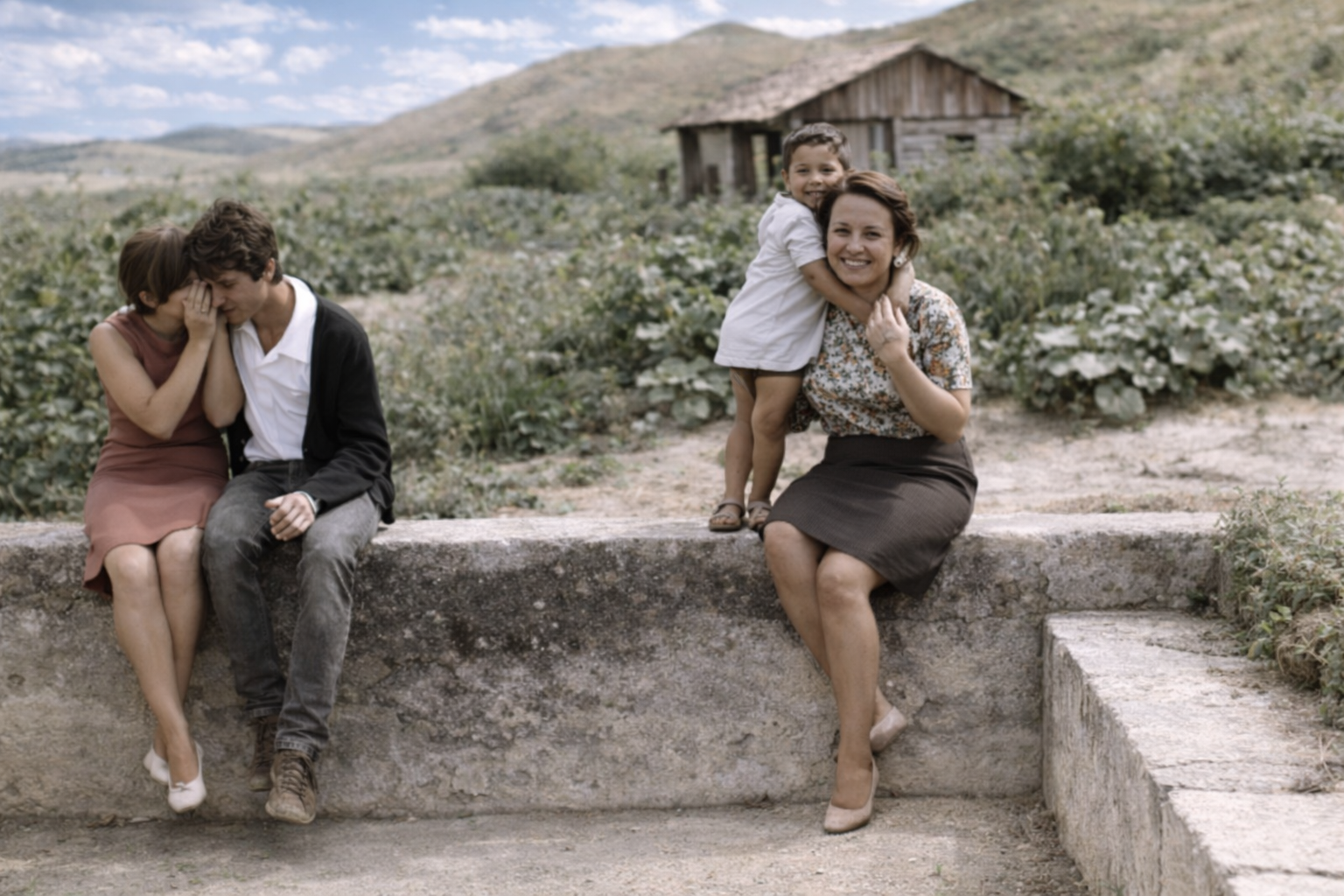 Família em cenário rural tranquilo