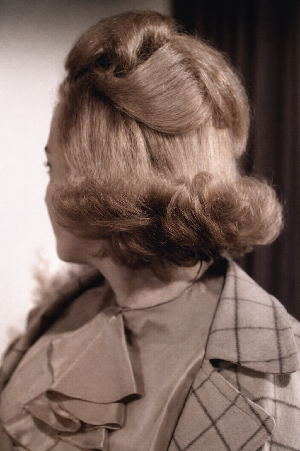 Cabelos vintage e look elegante