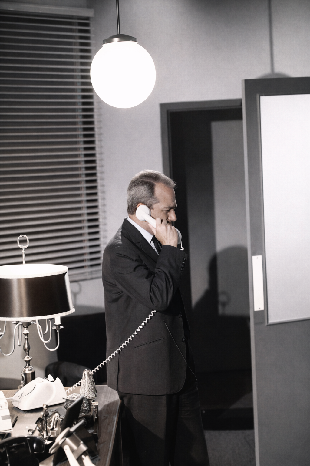 Homem de negócios ao telefone no escritório