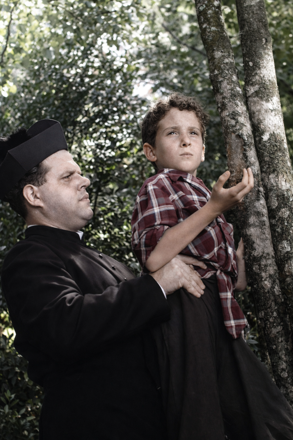 Padre e rapaz na floresta