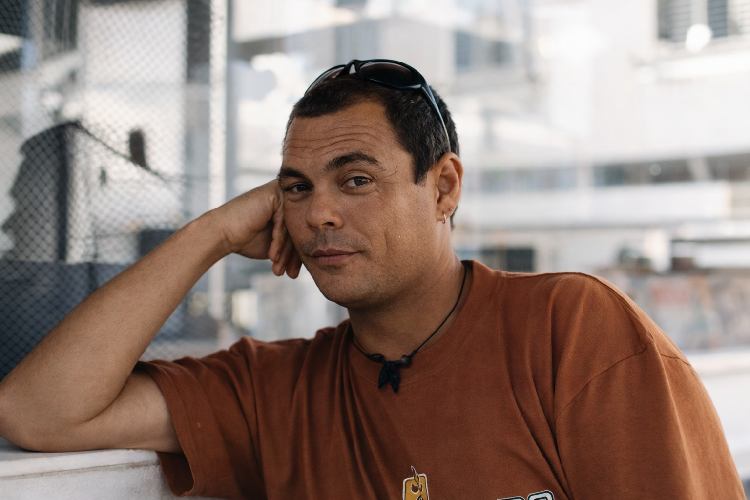 Homem relaxado em ambiente urbano