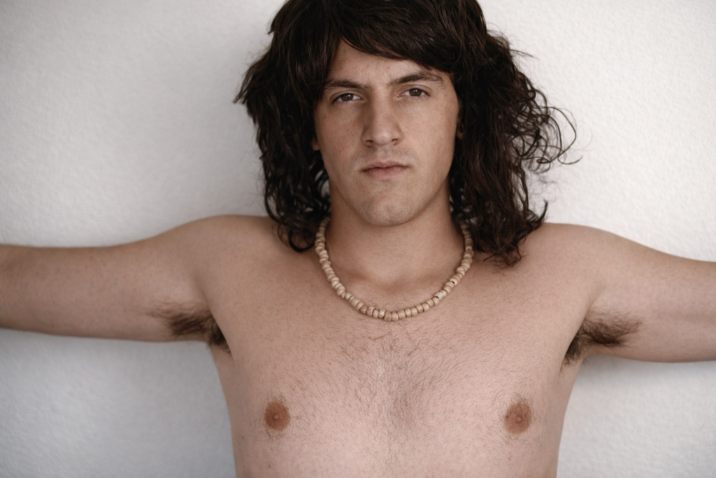 Homem jovem com cabelo solto e colar