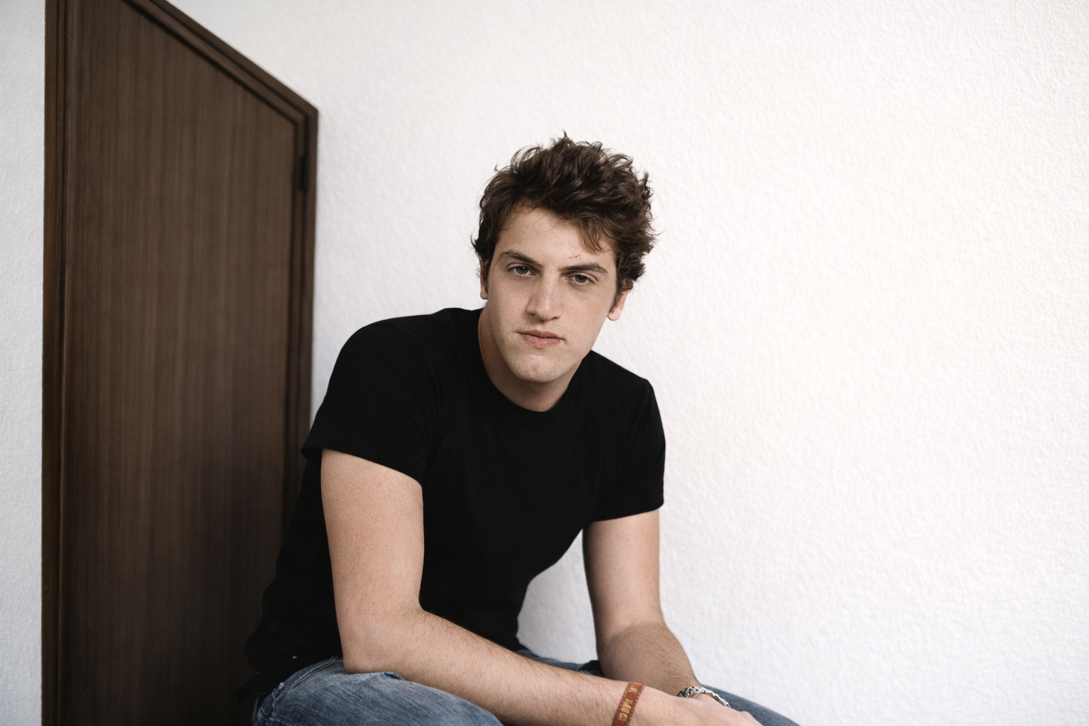 Jovem homem em frente a porta
