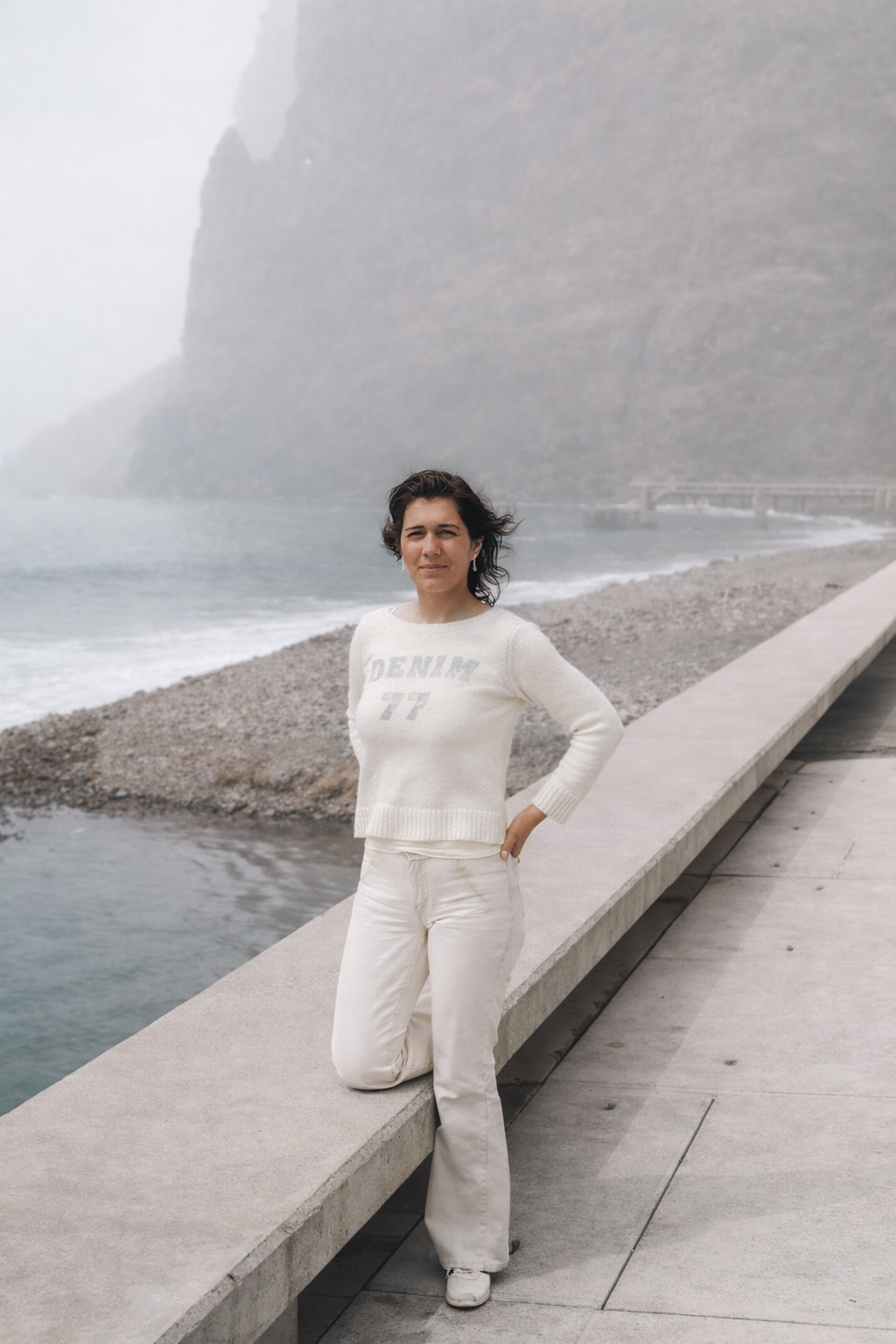Mulher na beira do caminhar coastal