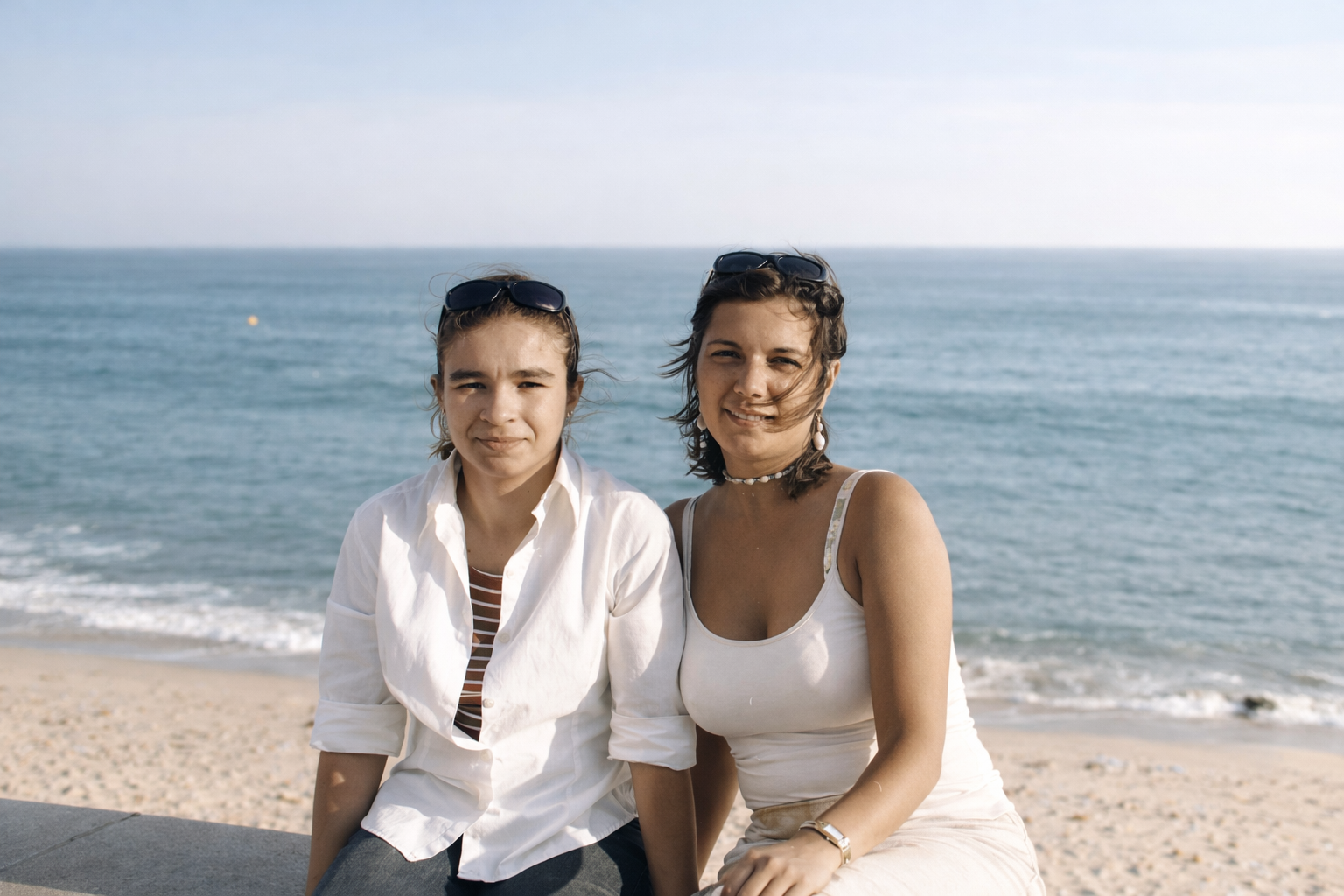 Amigas na praia sob o sol