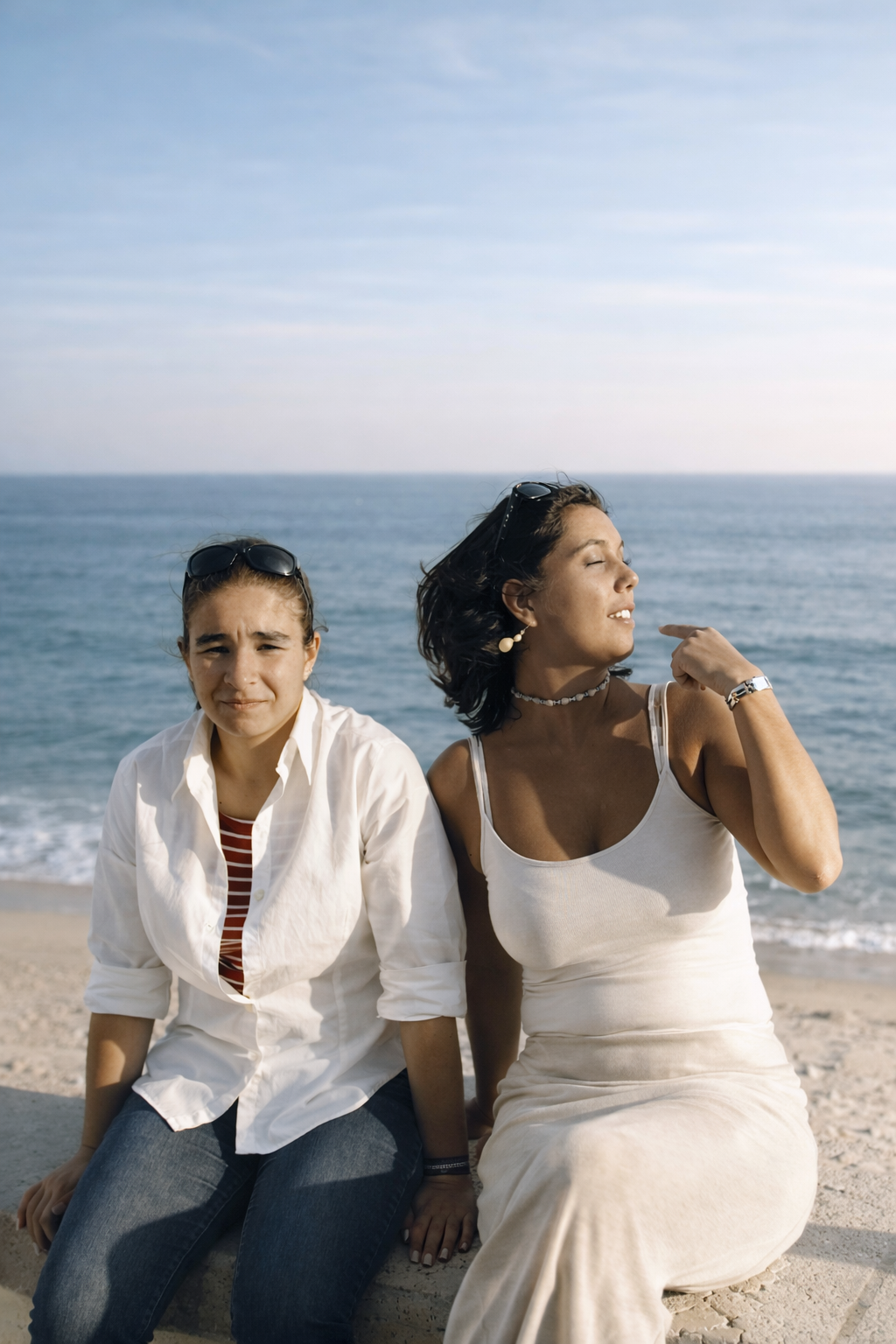 Mulheres à beira-mar ao entardecer