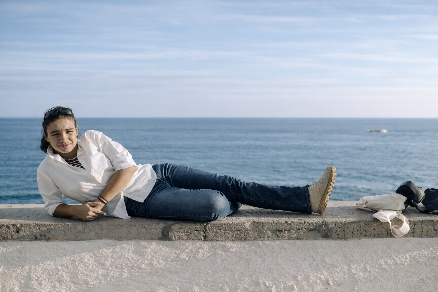 Mulher relaxando sobre a beira do mar