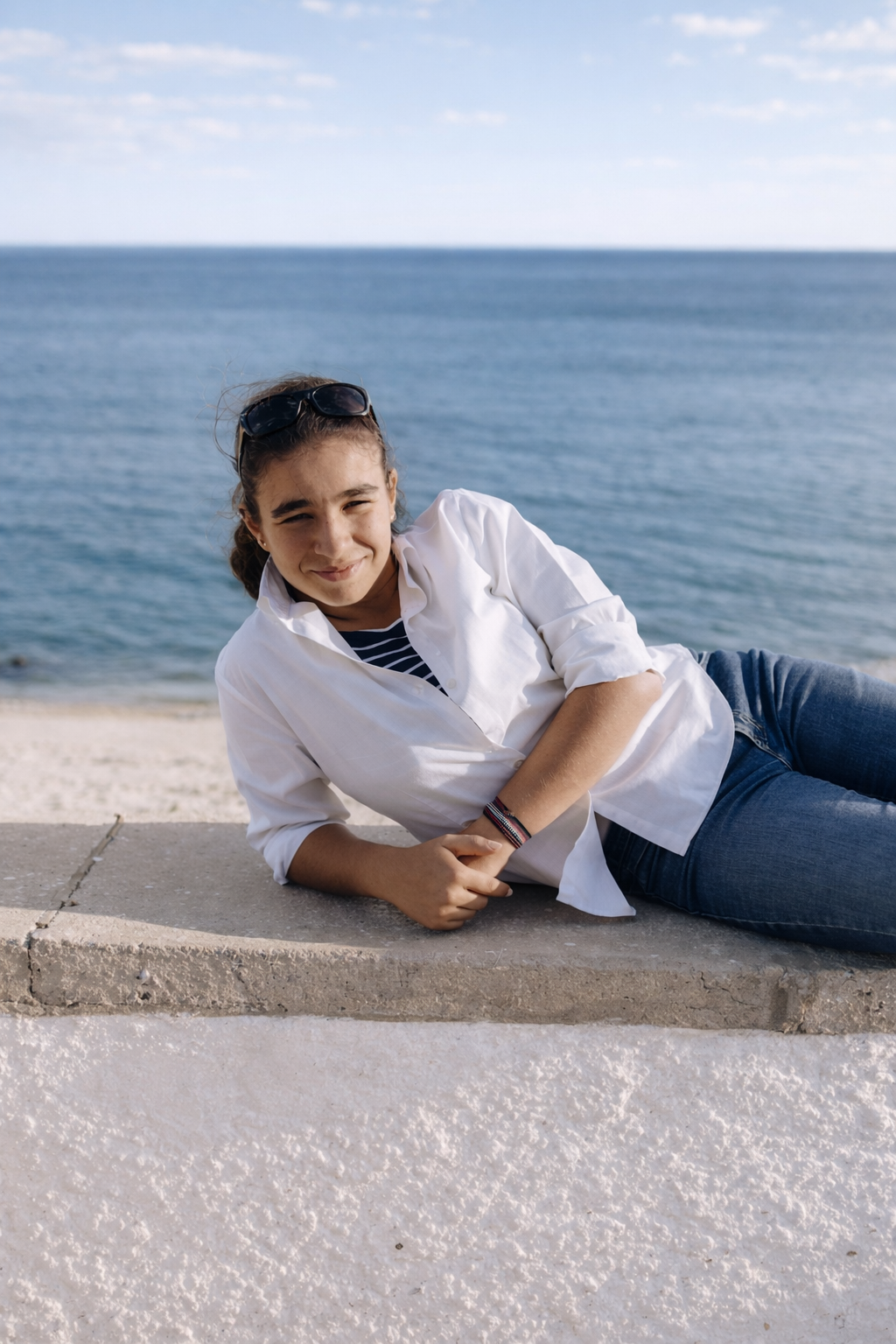 Mulher relaxada à beira-mar