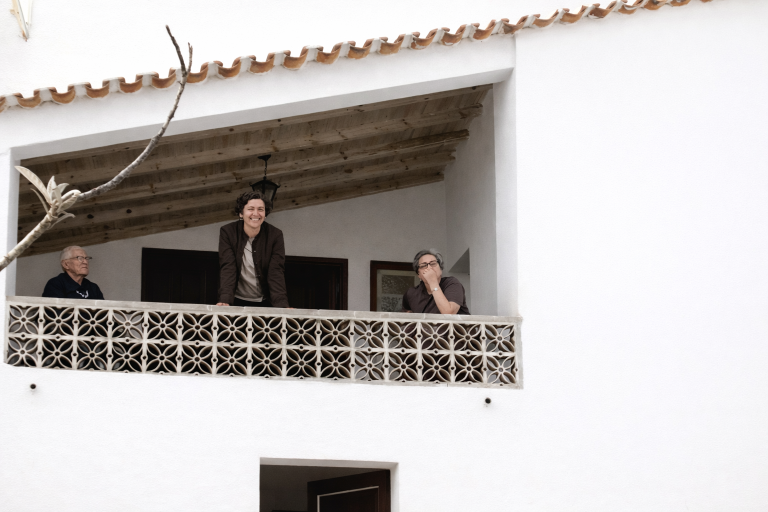 Tarde tranquila na varanda portuguesa