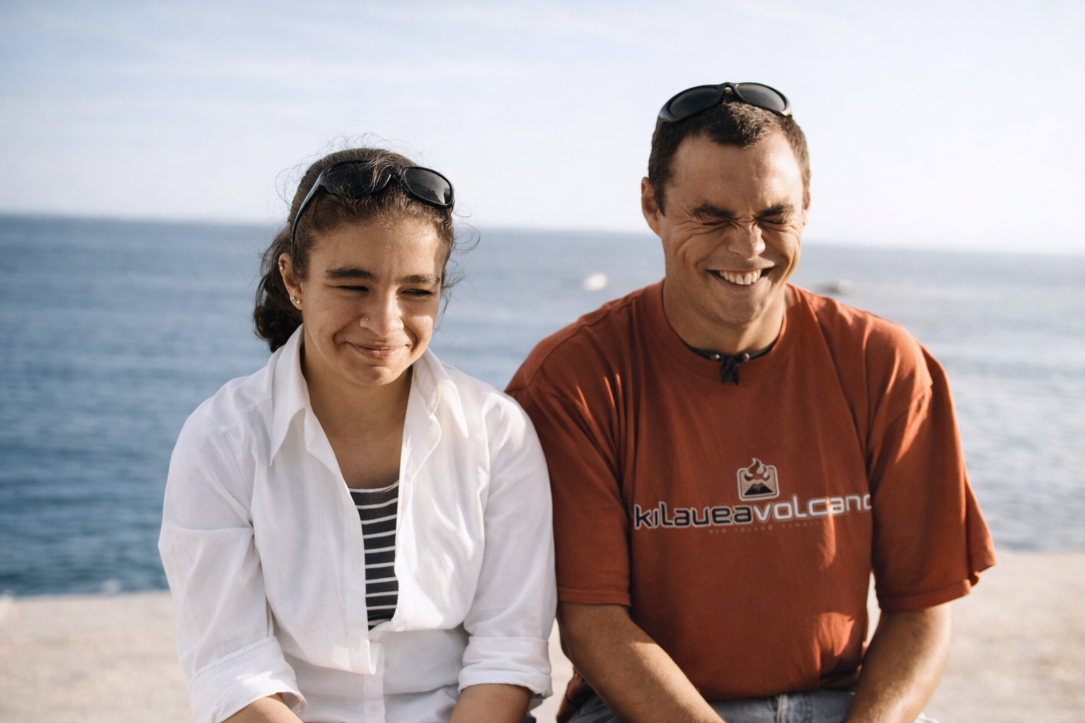 Casal à beira-mar ao entardecer