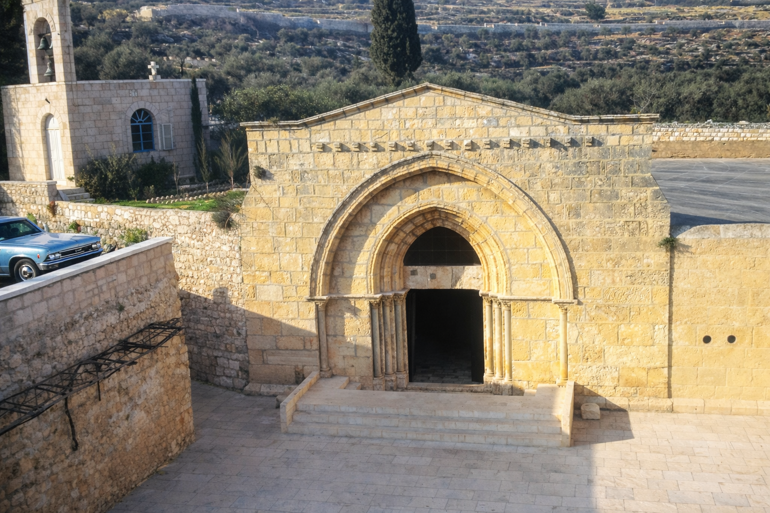 Entrada de igreja românica com vista rural