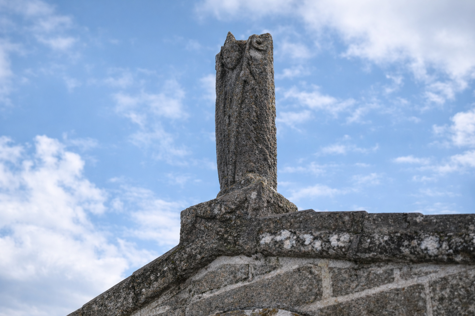 Cruz de pedra no Mosteiro São Cristóvão
