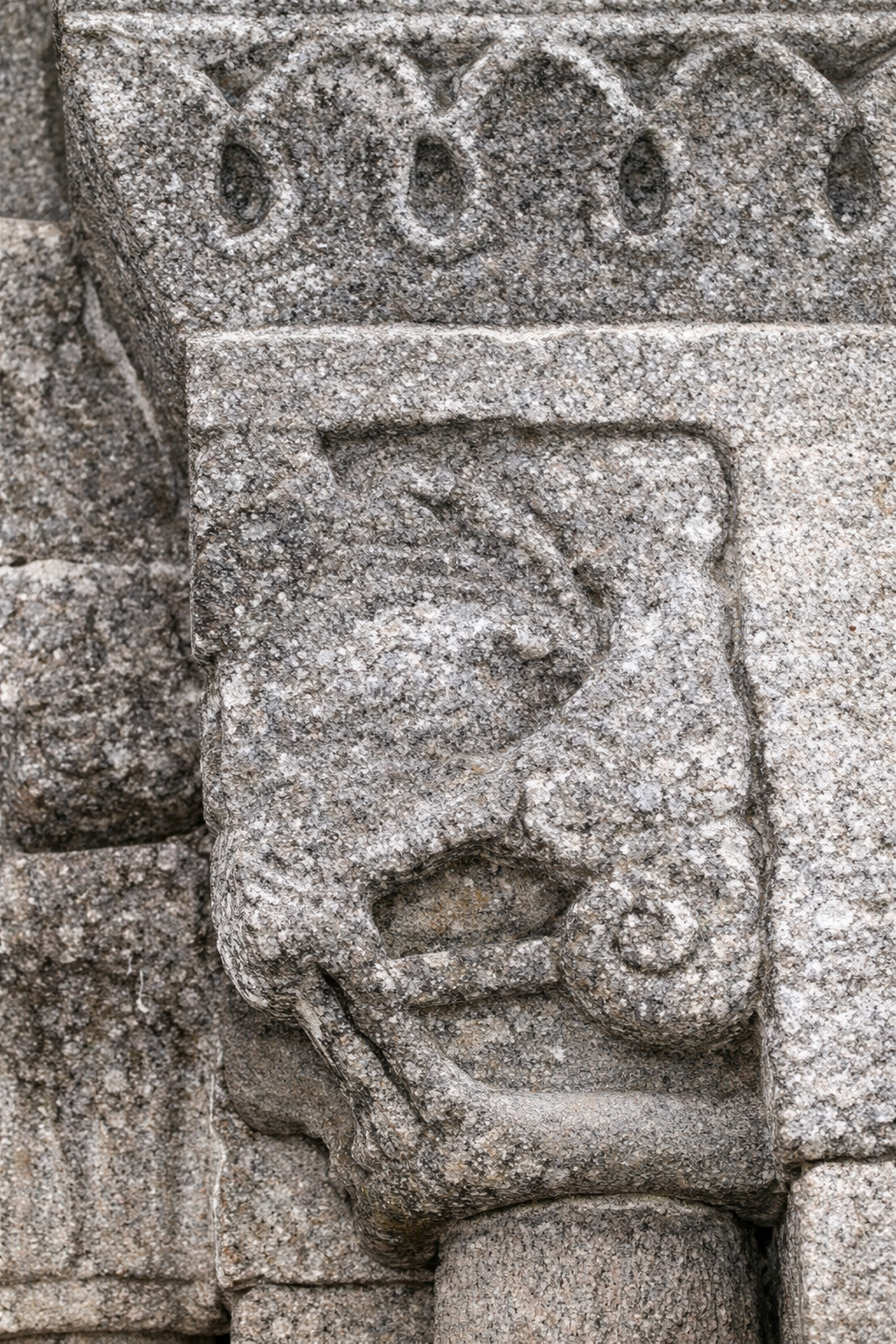 Detalhe de capitel românico desgastado