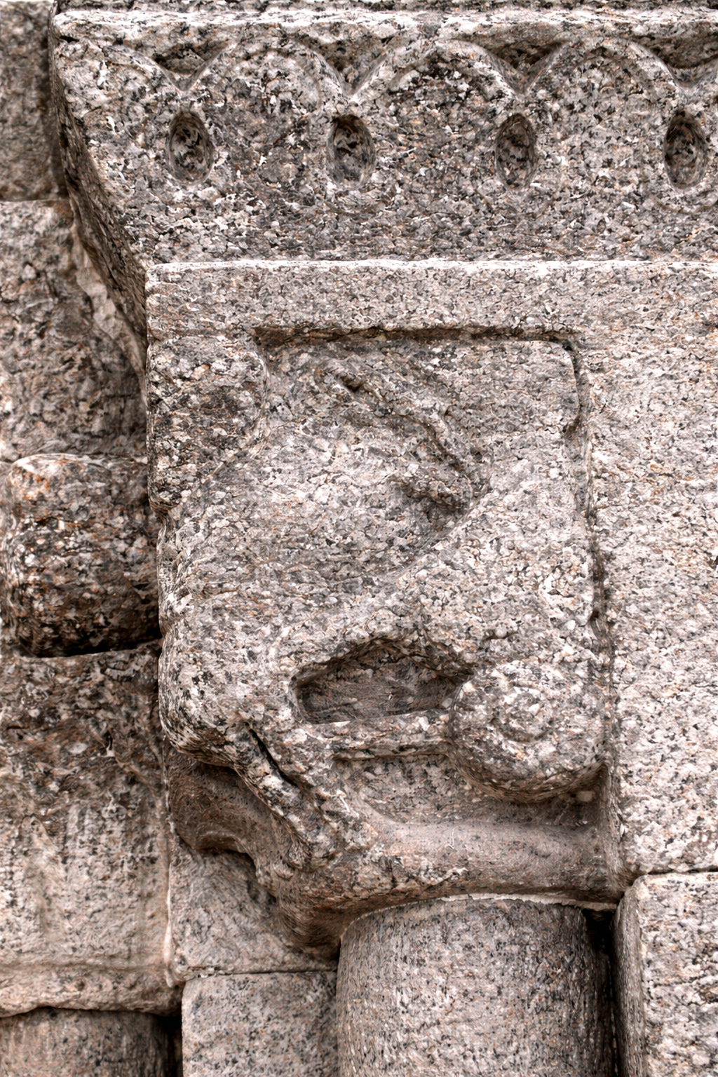 Escultura zoomórfica no Mosteiro de São Cristóvão