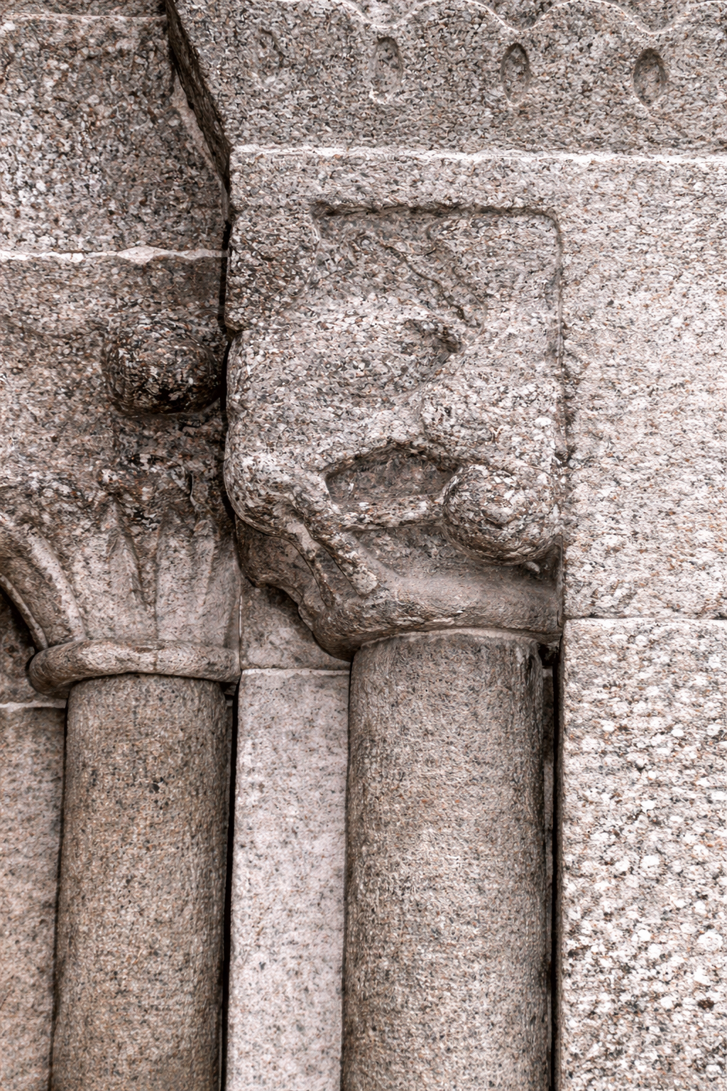 Detalhe de capitel romano no mosteiro