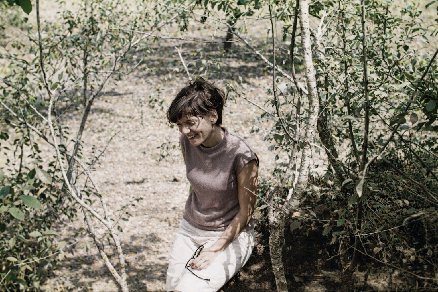 Mulher sorridente na natureza tranquila