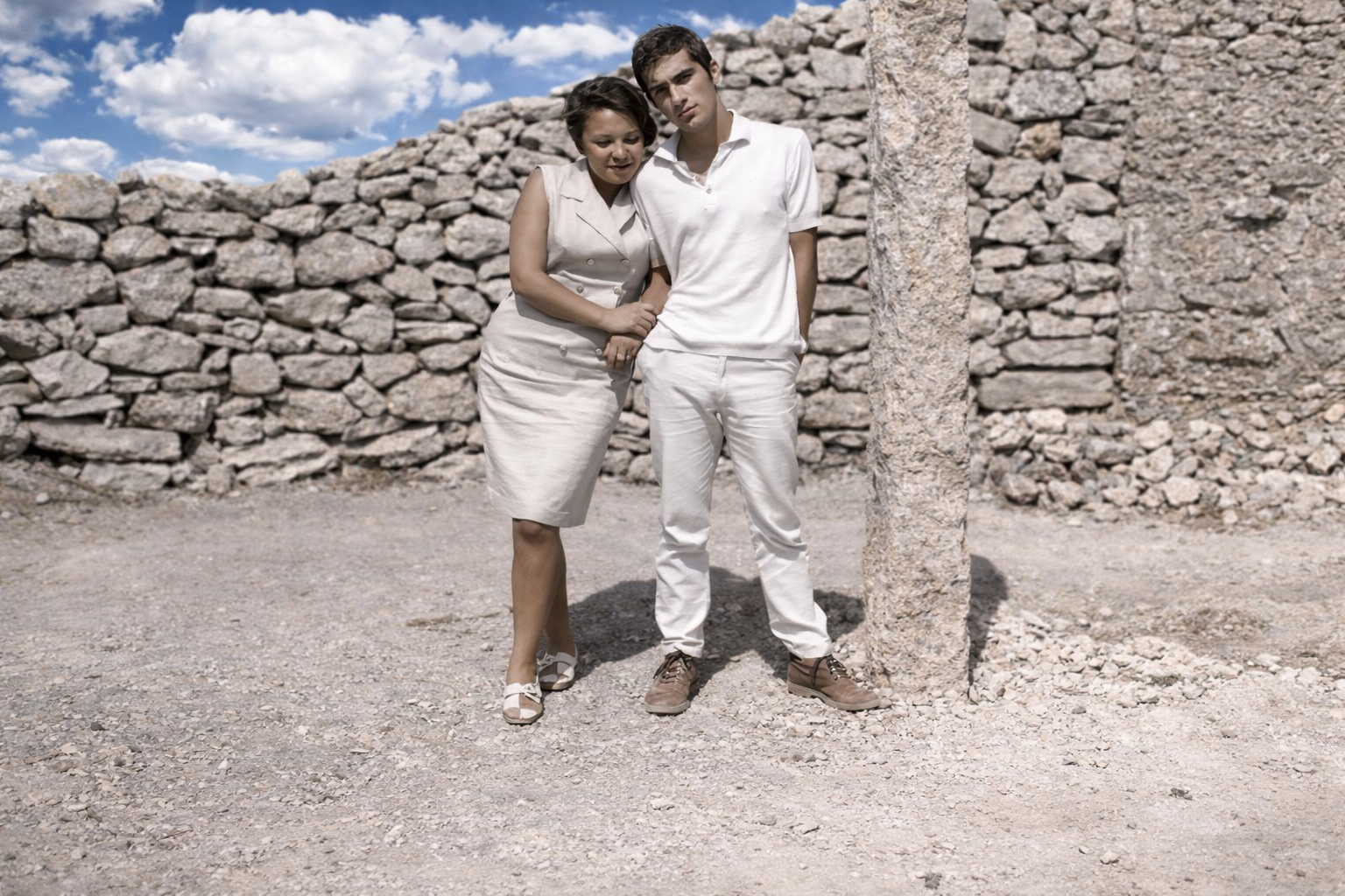Casal em cenário rural com pedras