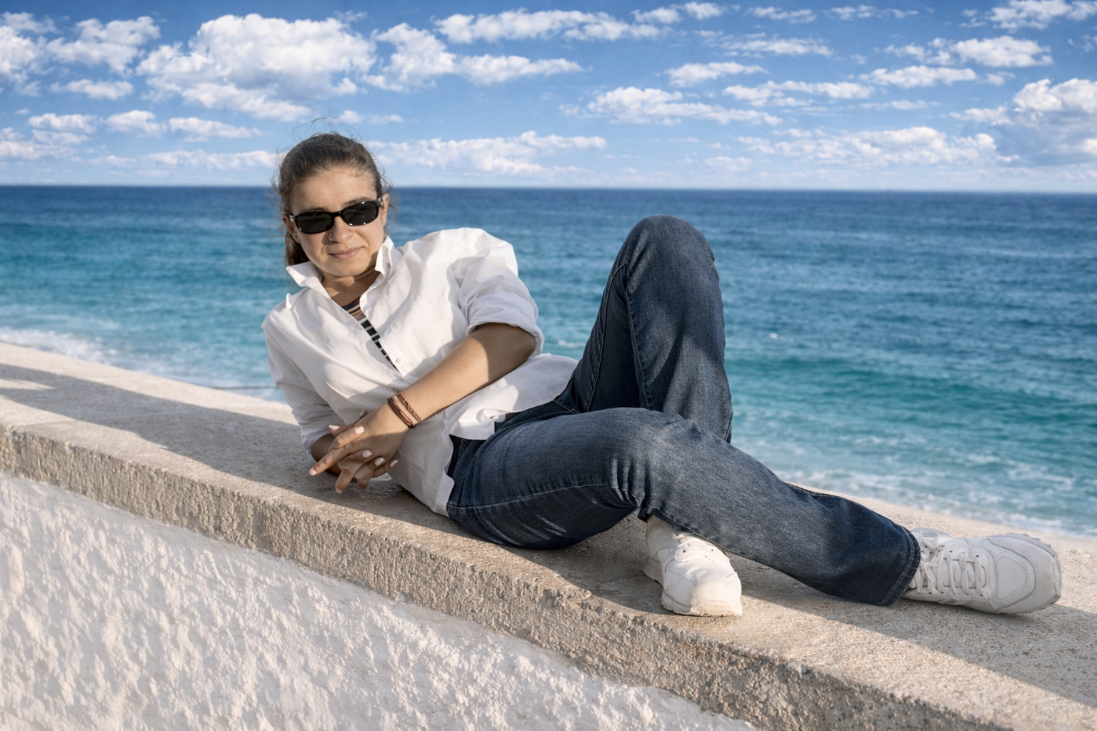 Mulher relaxando à beira-mar