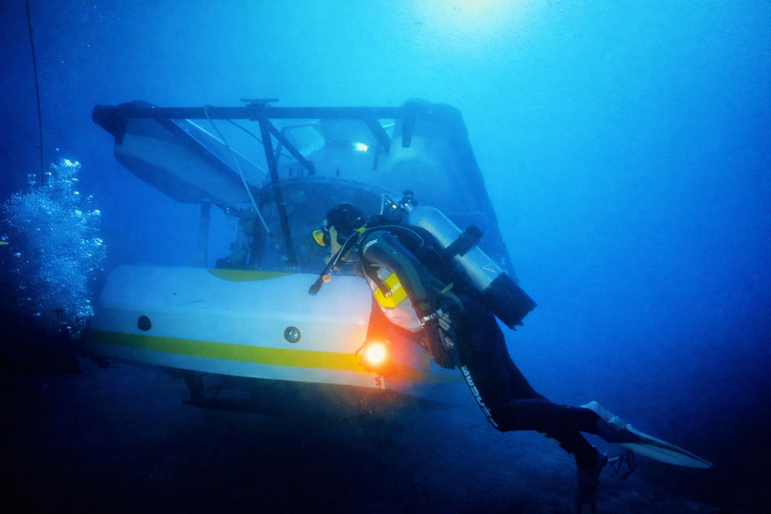 Mergulho profundo com submarino e mergulhador