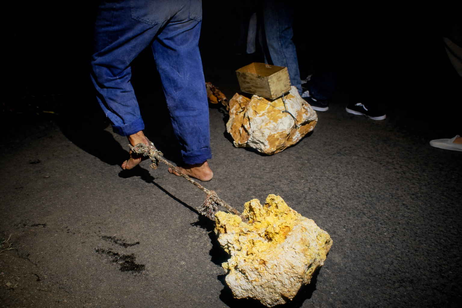 Pés descalços e rochas amarelas