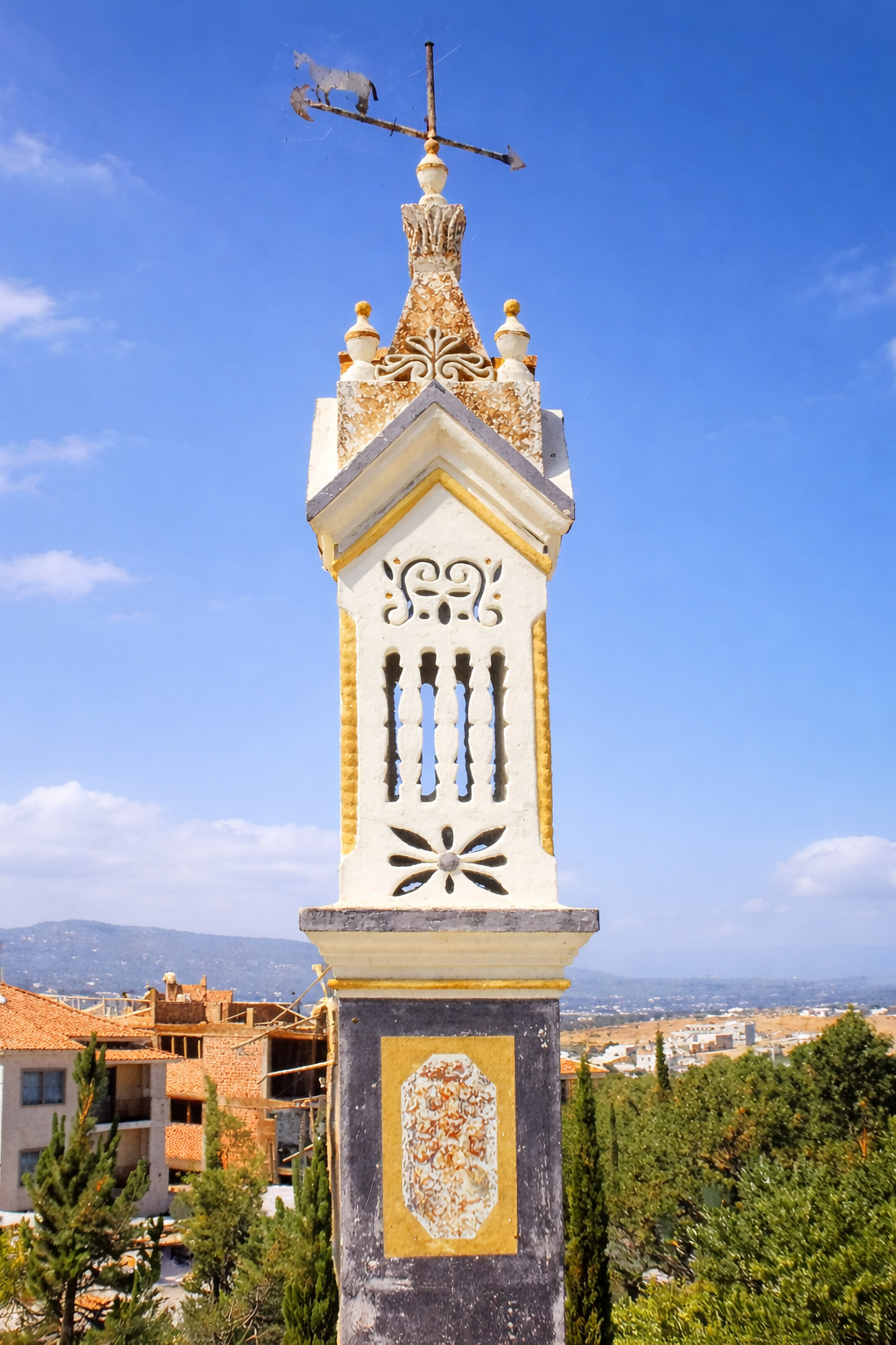 Campanário ornamentado sob céu azul