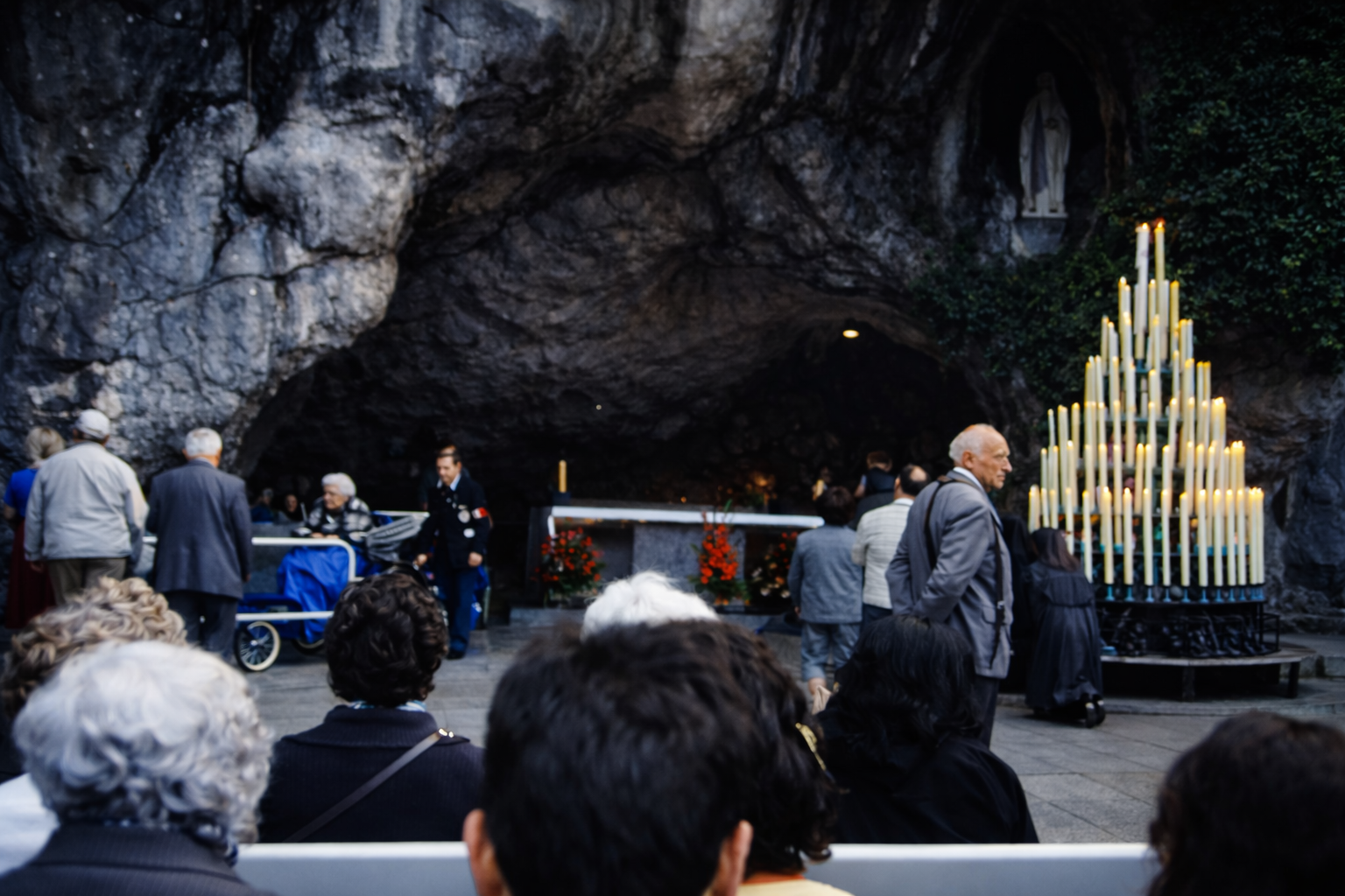 Peregrinos na gruta de Lourdes