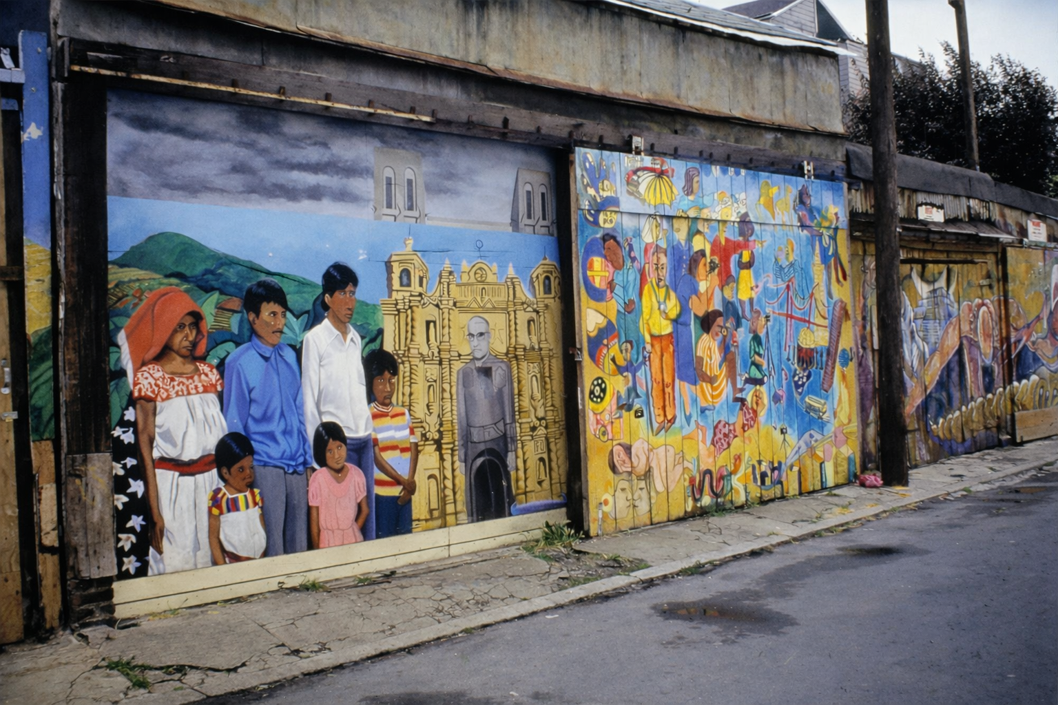 Murais coloridos em edifícios antigos