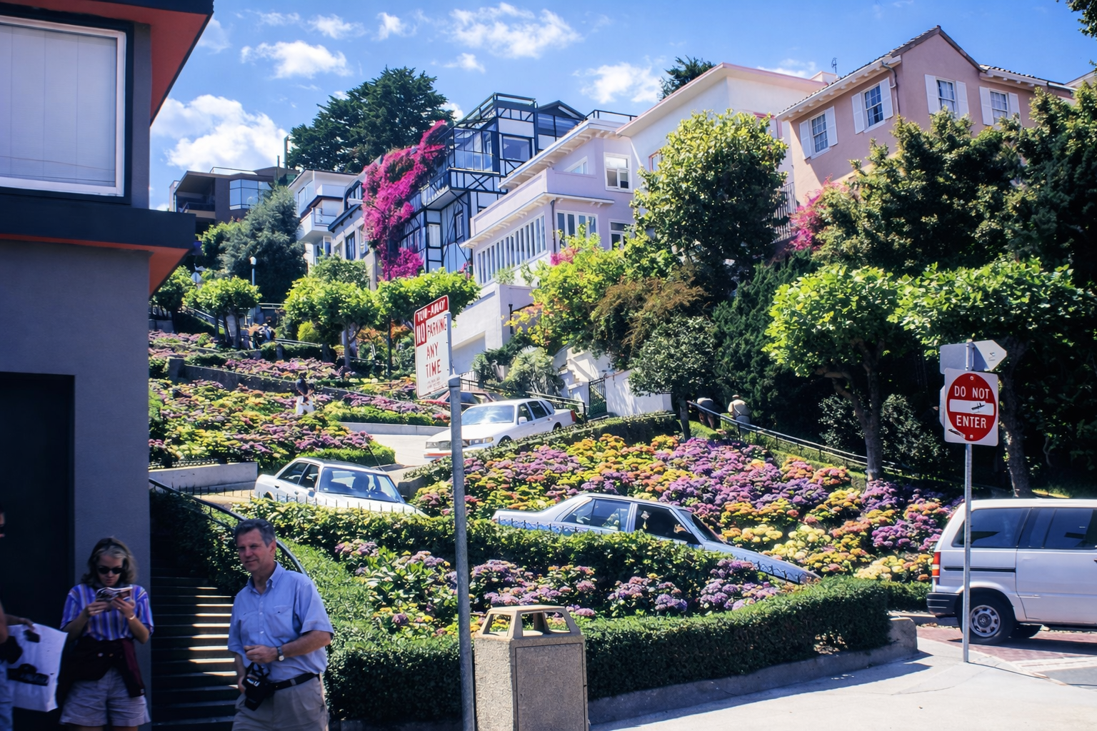 Rua Lombard sob o céu azul claro