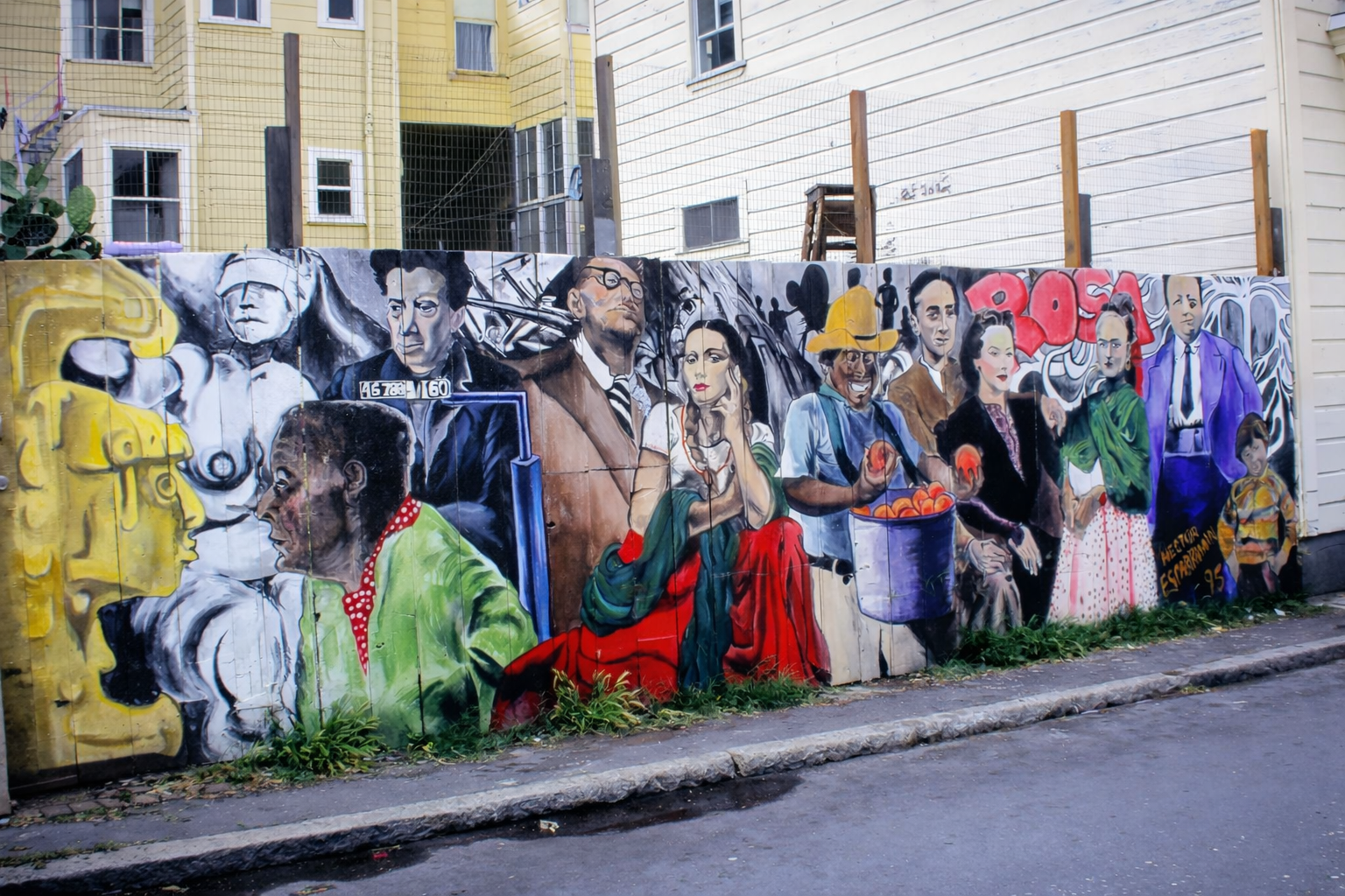 Mural vibrante de figuras históricas e culturais