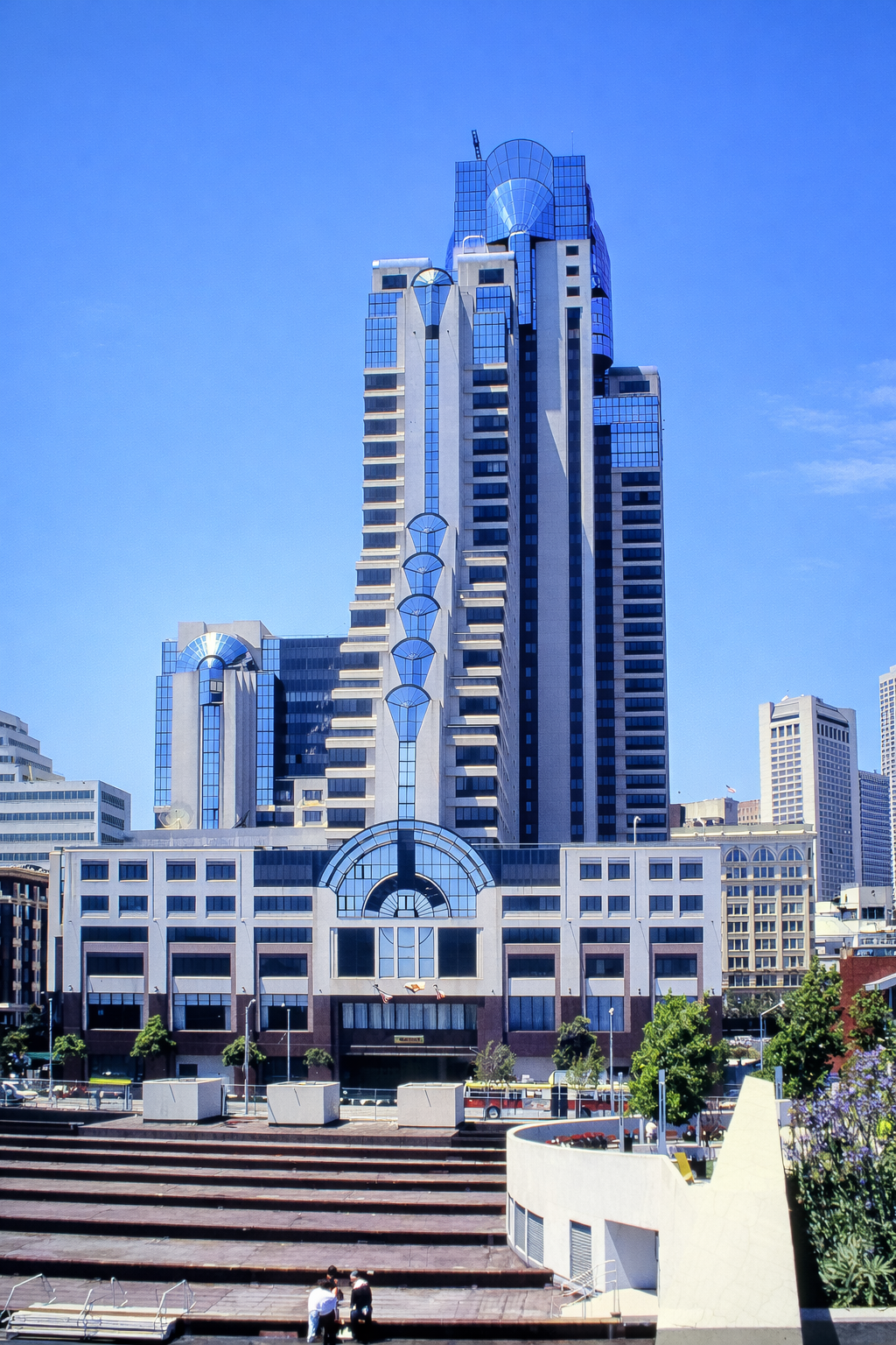 Centro Embarcadero em um dia claro