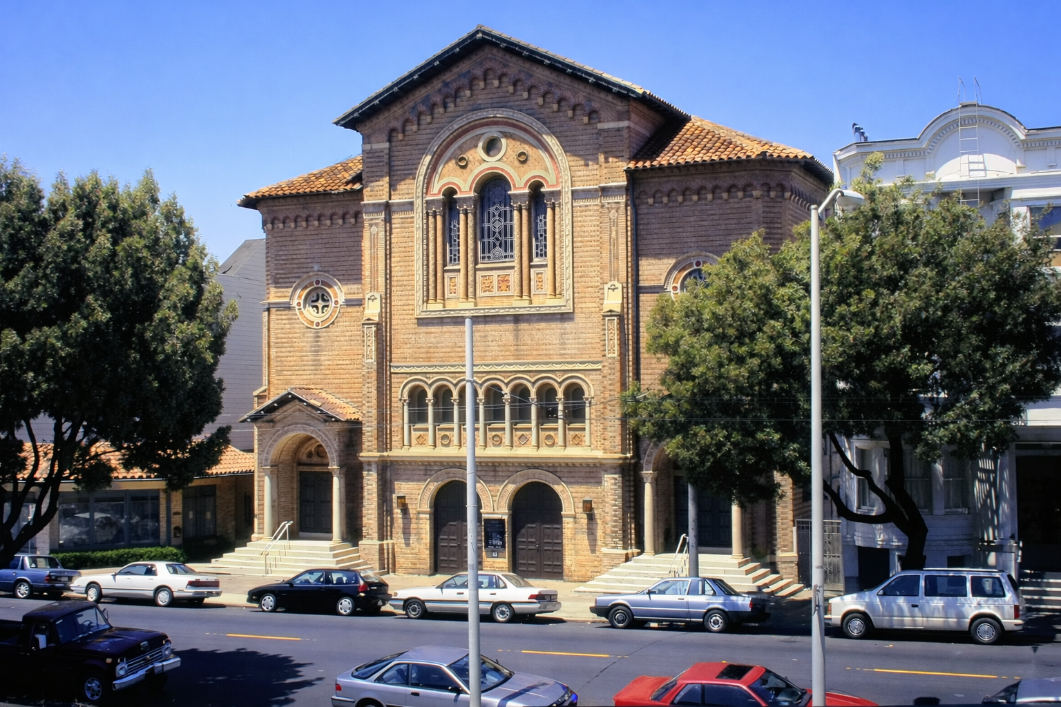 Igreja histórica em dia ensolarado