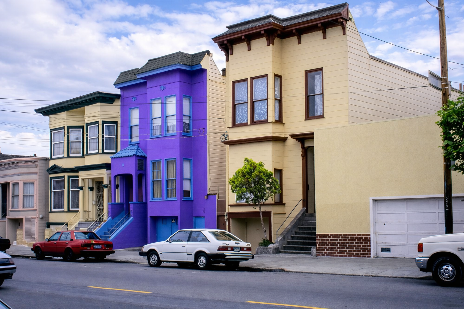 Casas vitorianas coloridas na rua