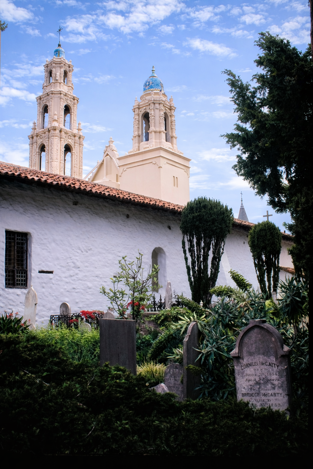 Pátio da igreja com torre sineira