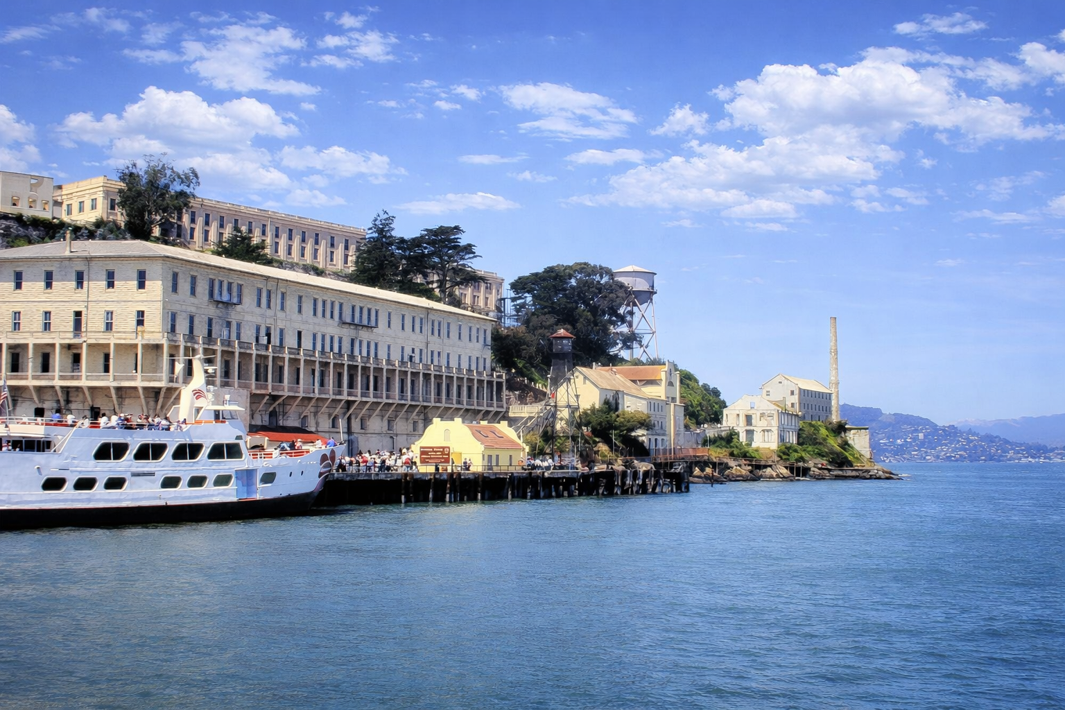 Ilha de Alcatraz em dia claro