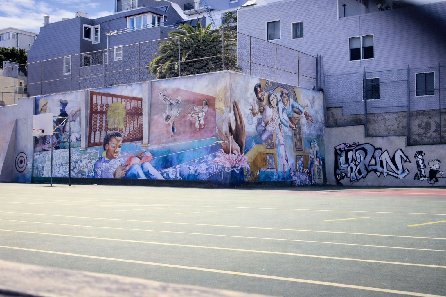Campo de basquete urbano e mural artístico
