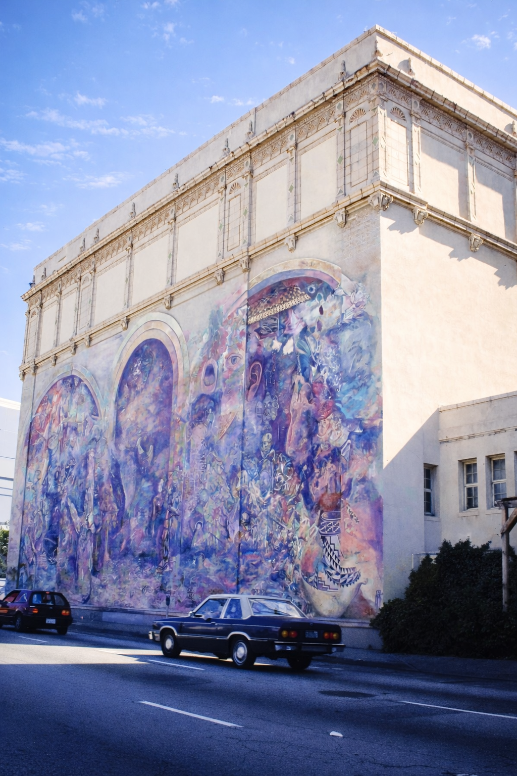 Edifício neoclássico e mural vibrante