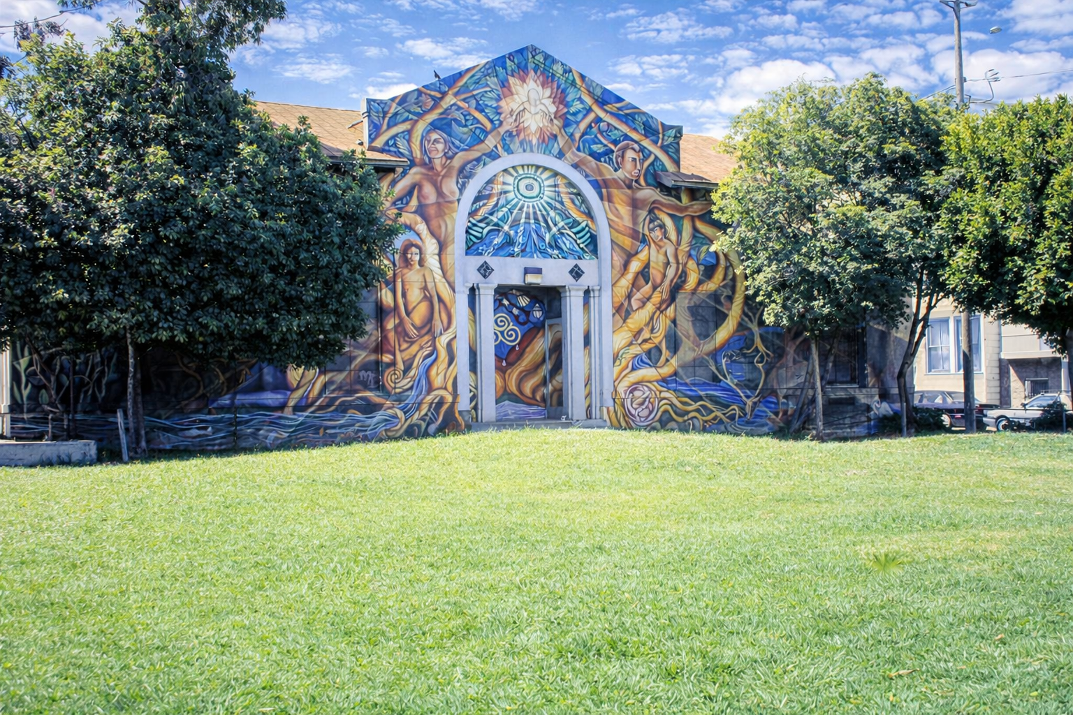 Mural vibrante na fachada do edifício