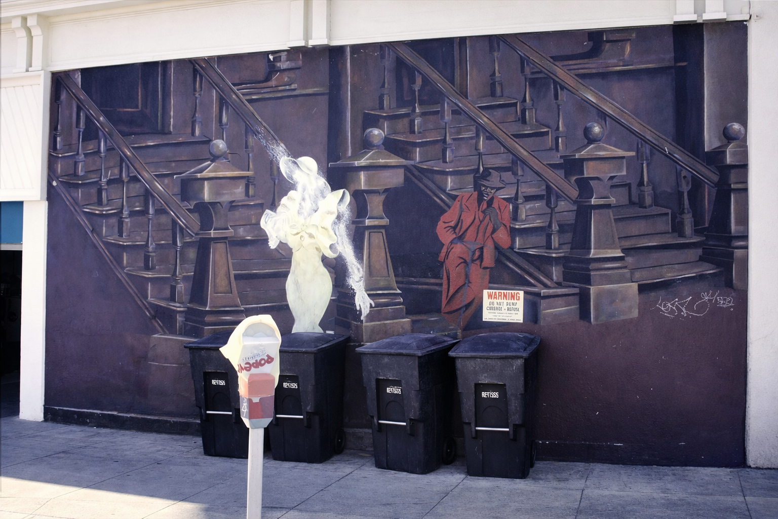 Mural de escadaria vitoriana e lixeira